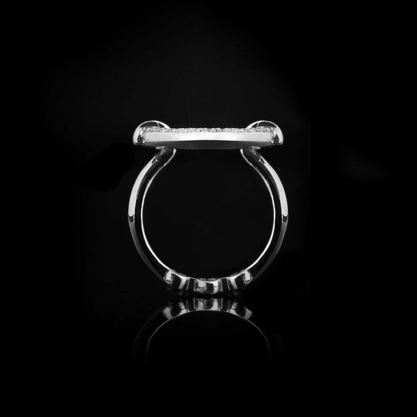 OVAAL WITH DIAMONDS