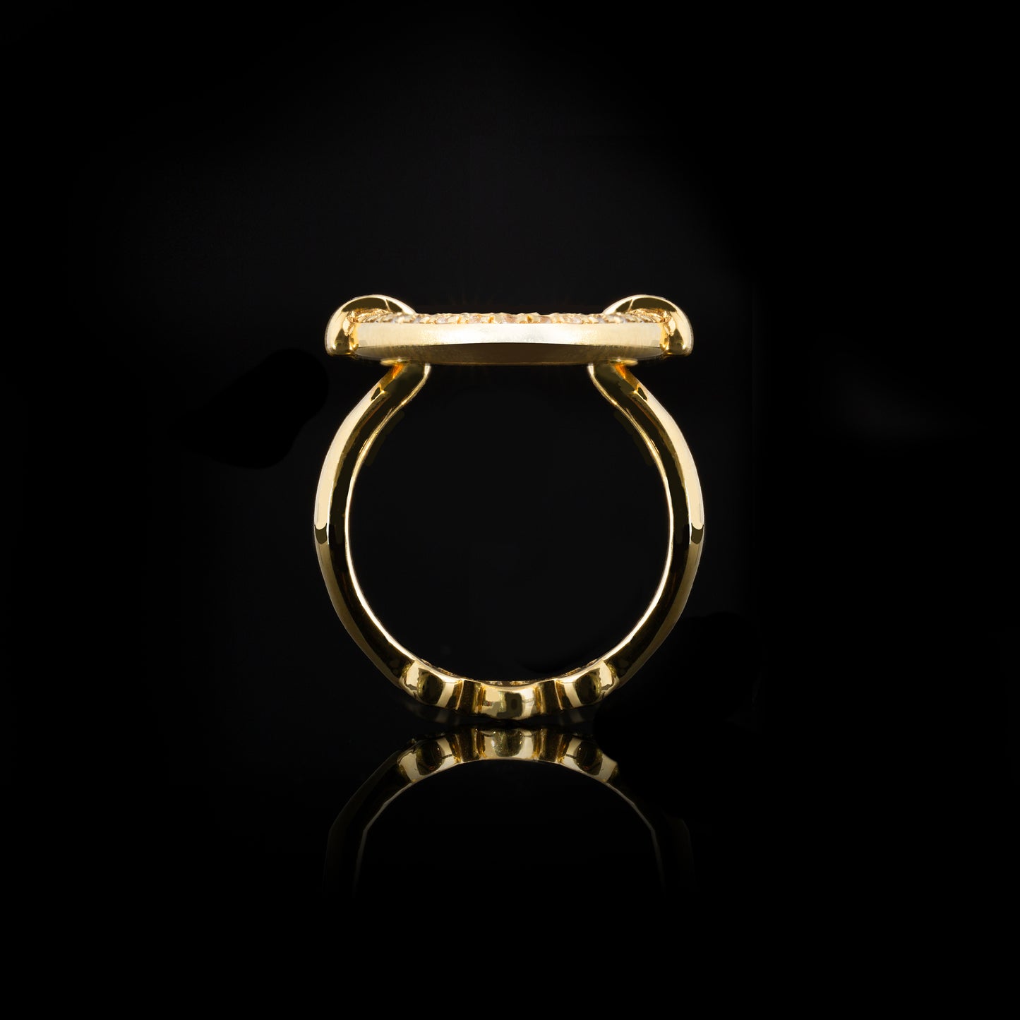 OVAAL WITH DIAMONDS