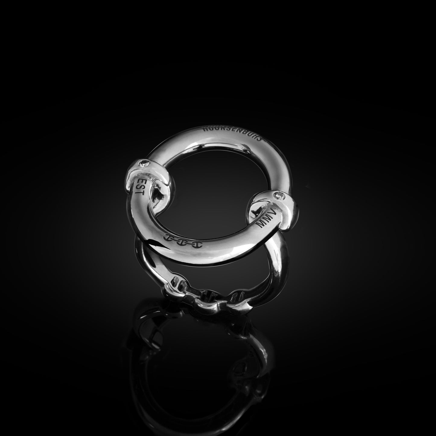 OVAAL WITH DIAMOND HITS