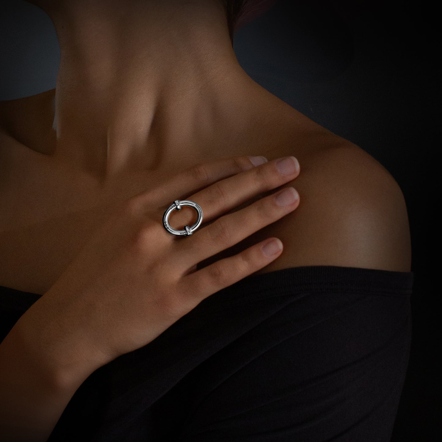 OVAAL WITH DIAMOND HITS