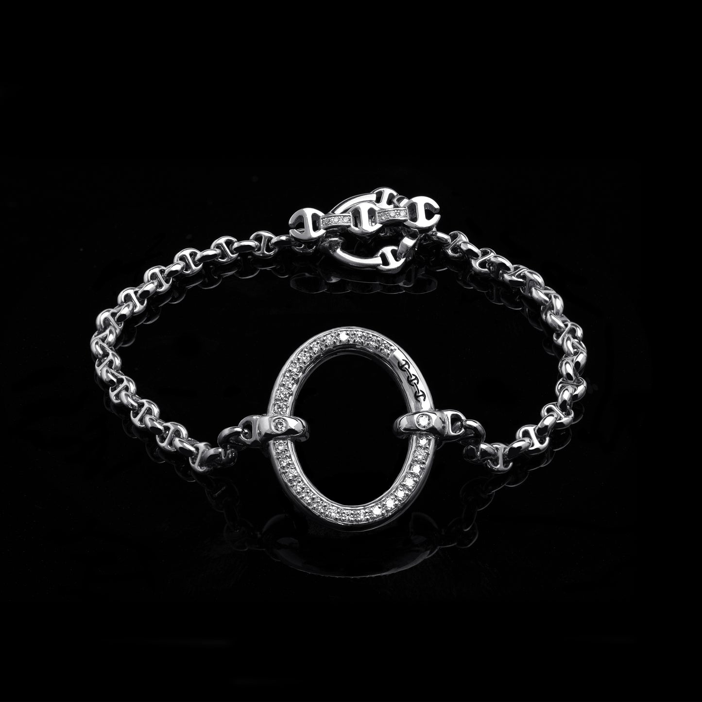 LARGE OVAAL BRACELET WITH DIAMONDS