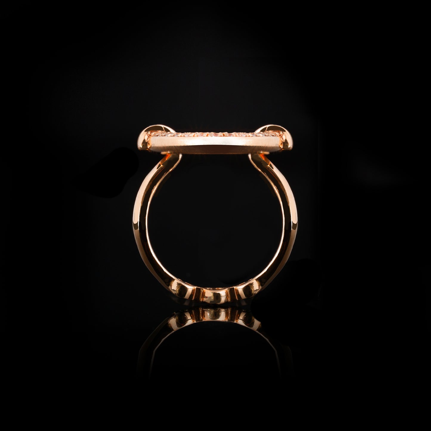 OVAAL WITH DIAMONDS