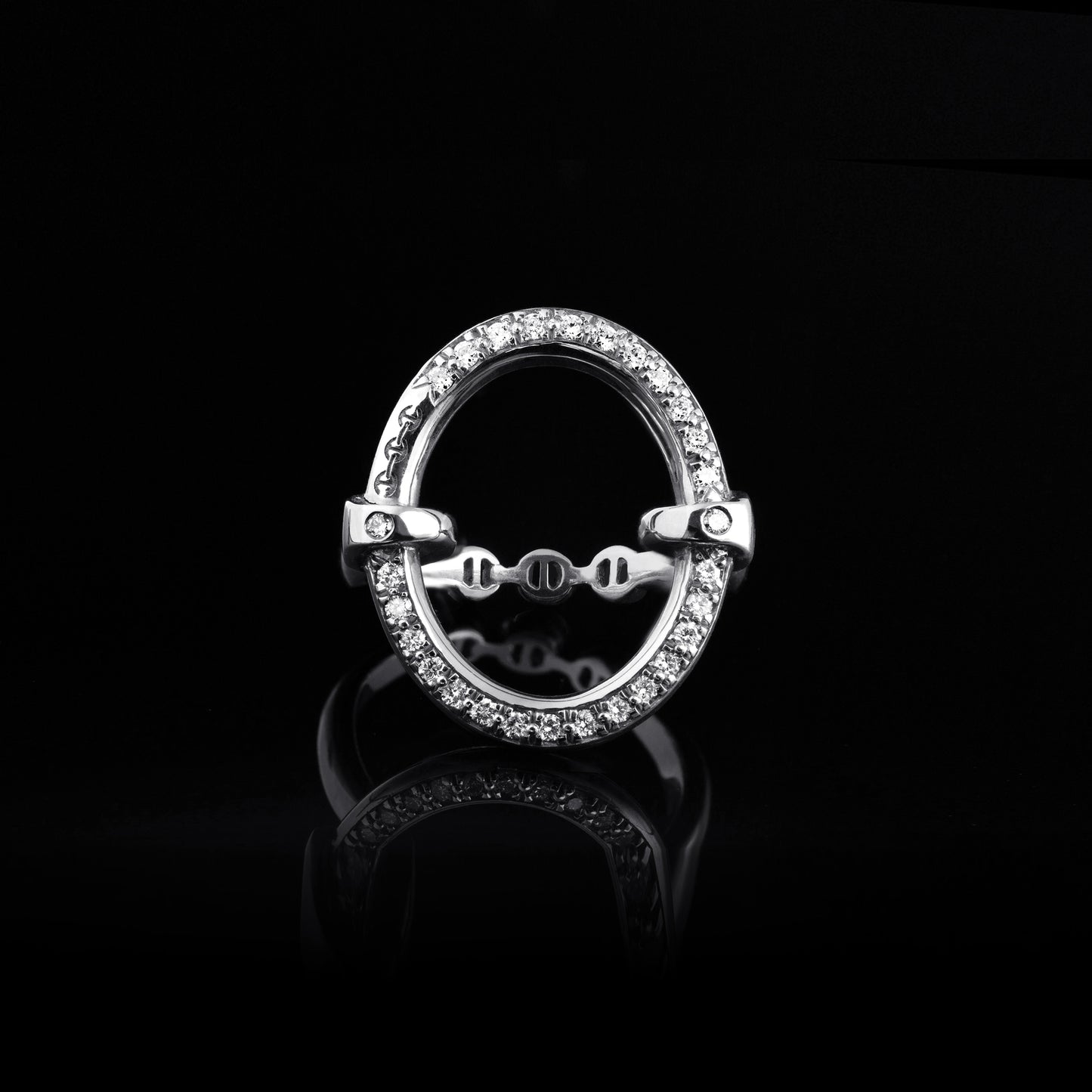 OVAAL WITH DIAMONDS