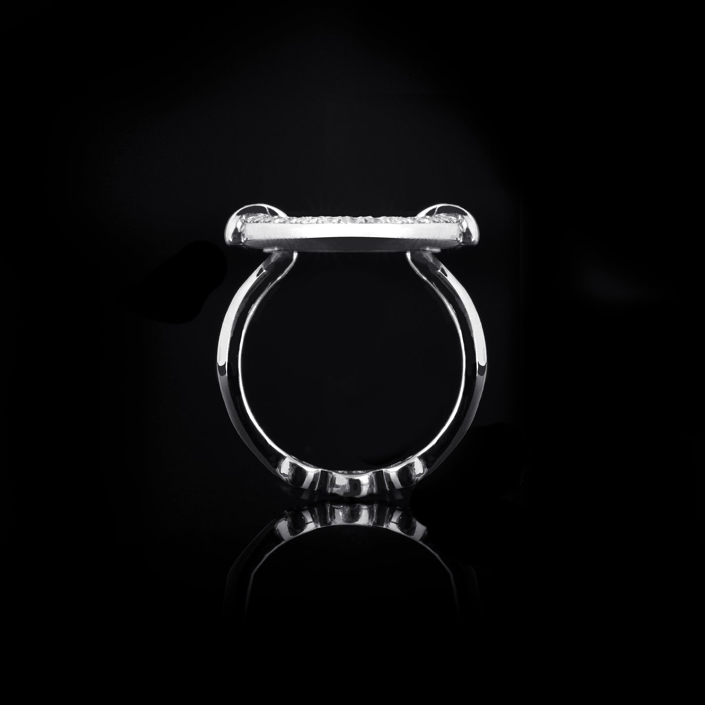 OVAAL WITH DIAMONDS